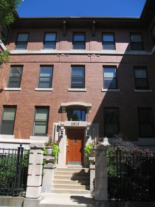 Entrada del edificio principal - 1615 N Cleveland Ave