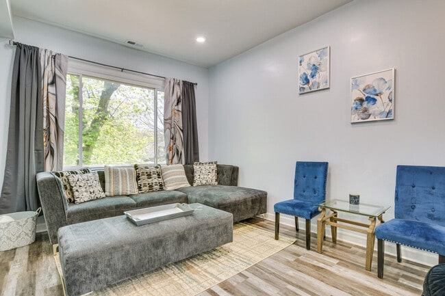 Building Photo - 7638 S Drexel Ave Building Photo - 7638 S Drexel Ave