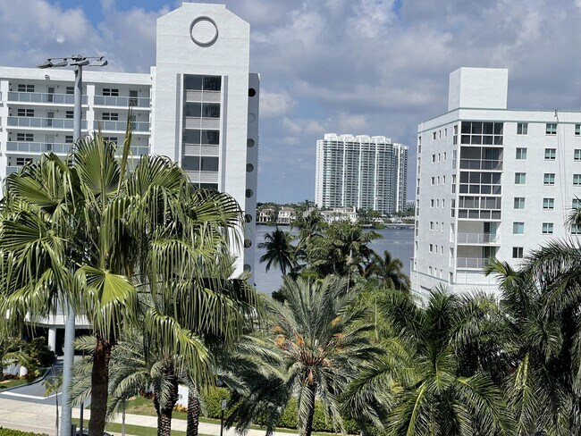 Foto del edificio - 200 178th Dr