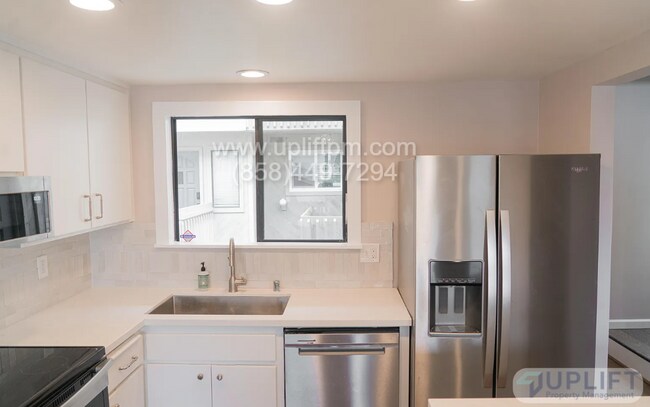 Building Photo - Spacious Townhome Just Minutes from the Be...