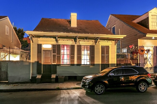 Photo - 1030 Burgundy St House