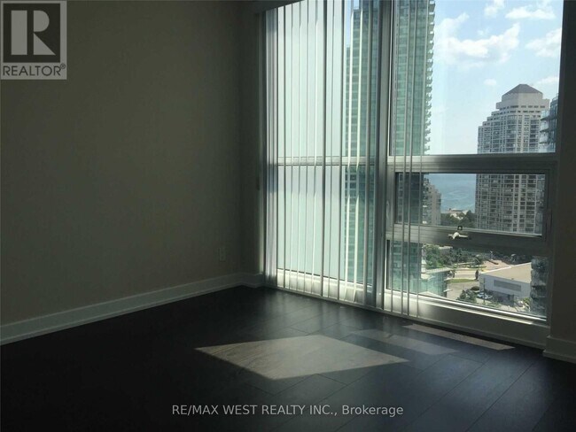 Photo du bâtiment - 2220 Lake Shore Blvd W