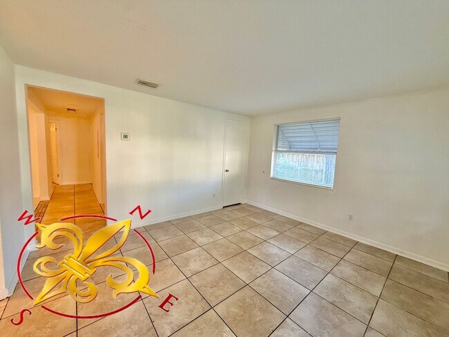 Foto del edificio - Spacious 4-Bedroom Home with Dual Living A...