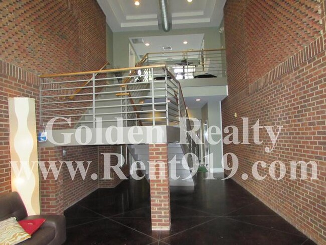 Building Photo - Move-in ready condo located right in RTP!