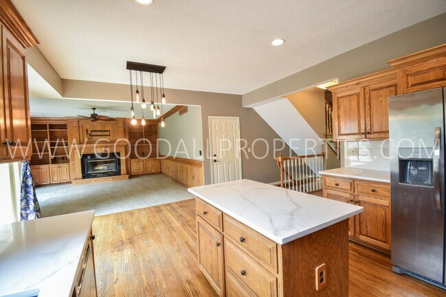 Building Photo - 5 Bedroom 4 Bath Home in Desirable West De...