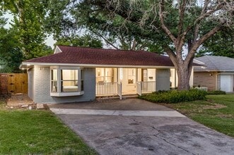Building Photo - 9026 Livenshire Dr