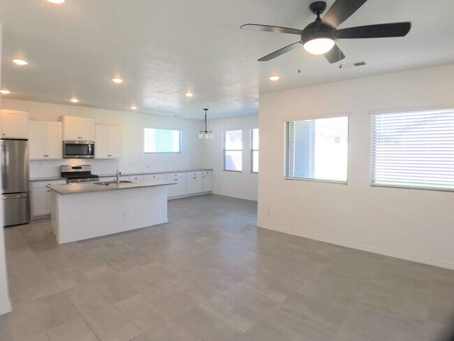 Foto del edificio - Gorgeous, Newer 3 bedroom in Los Lunas! Open Layout!