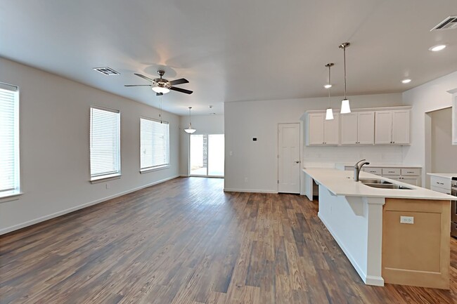 Foto del edificio - Like New 4 Bedroom 2 Bathroom Home in Arcadia