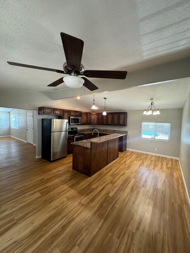 Foto del edificio - BEAUTIFUL 3 BED/2 BATH HOME WITH POOL