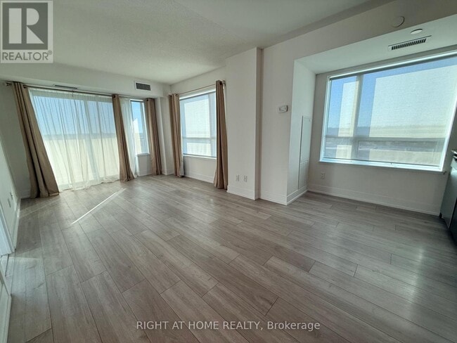 Building Photo - 1215 Bayly St