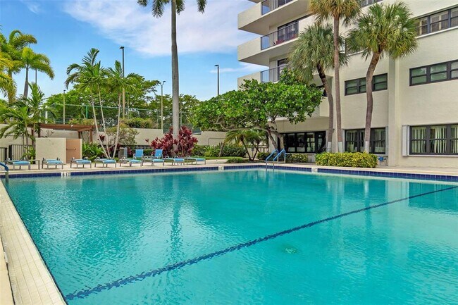 Foto del edificio - 3200 Port Royale Dr N