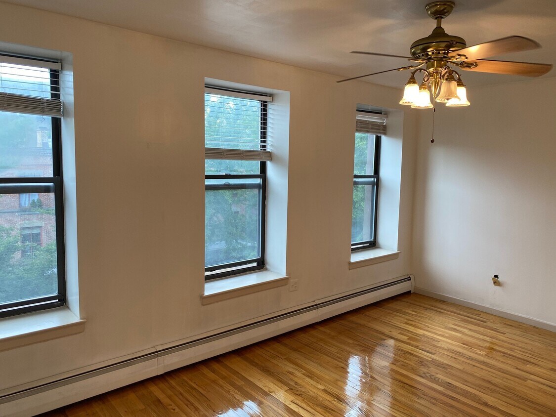 Building Photo - Large, Full-Floor Brownstone 1BR