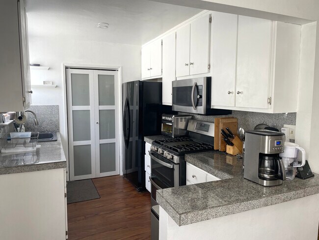 Cocina compartida con lavavajillas, horno doble y microondas. - 5825 Bowcroft St