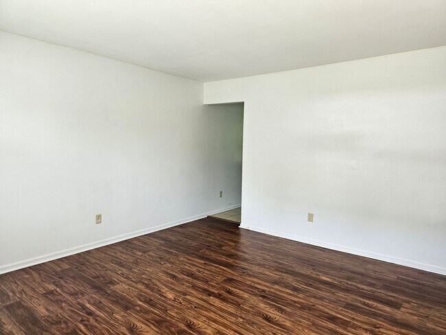 Building Photo - 117 Red Cedar Dr
