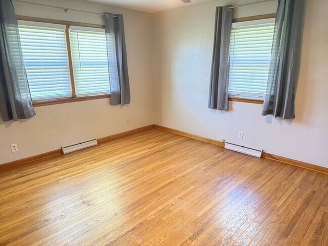 Building Photo - Beautiful 2 BR house in Bloomington. 1.5 bathroom