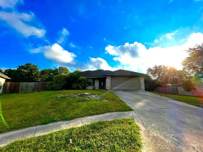 Foto del edificio - CUTE 3 BEDROOM HOME ON CUL-DE-SAC WITH LARGE BACK YARD*FRESH INTERIOR PAINT*2 CAR GARAGE*FIREPLAC...