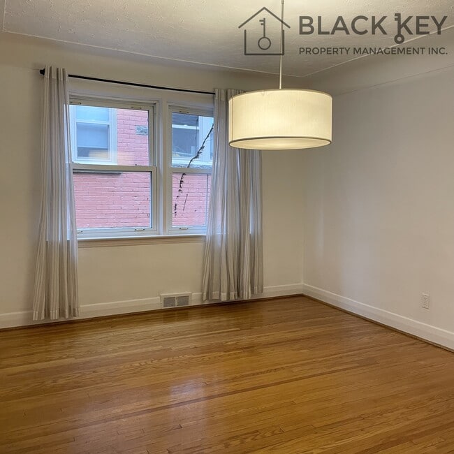 Building Photo - 564 Queens Ave