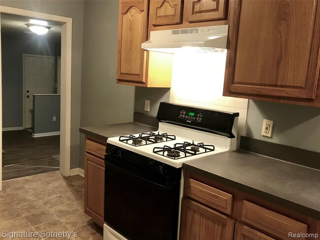 Kitchen - view 3 - 46 W Bernhard Ave