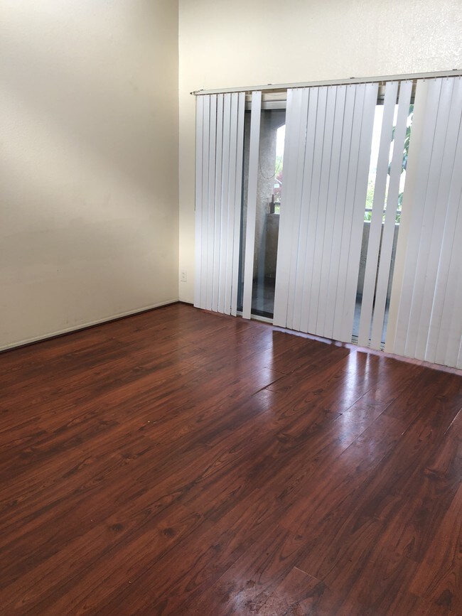 Sala de estar - 670 Ximeno Ave