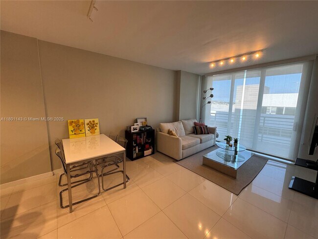 Foto del edificio - 7875 NW 107th Ave
