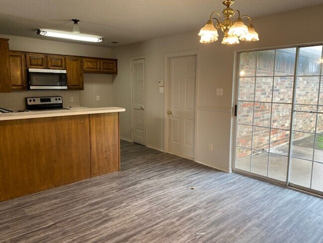 Building Photo - 3 bedroom 2 bathroom house