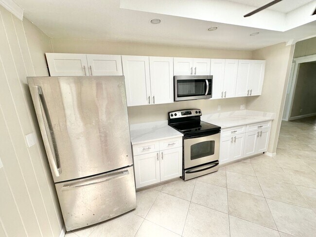 Foto del edificio - ** 3 BED / 2 BATH SINGLE FAMILY ** ANNUAL **  NAPLES GARDENS **
