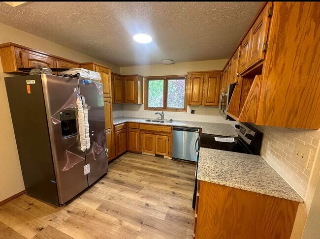 Building Photo - 3 bedroom/2 bathroom house