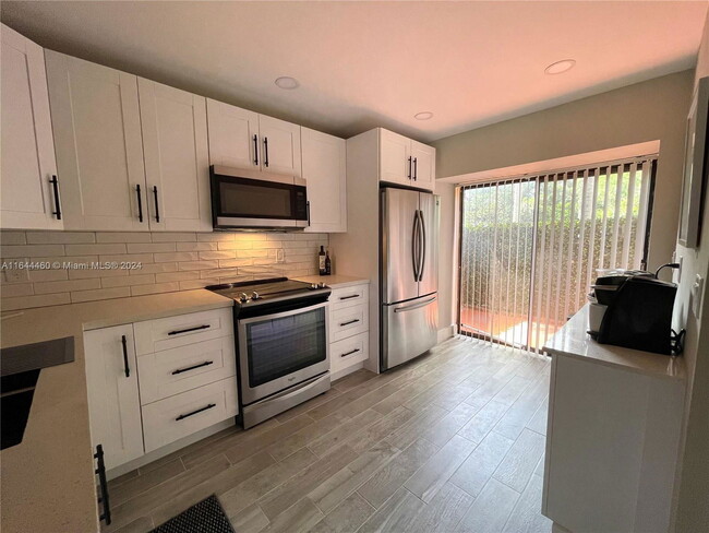 Building Photo - 3963 Cocoplum Cir