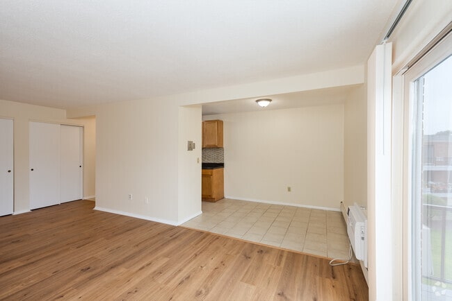 1BR, 1BA - 765SF - Dining/Living Room - Oak Ridge Village