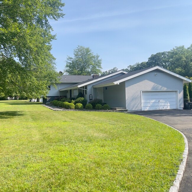 Building Photo - 222 Thornwood Rd