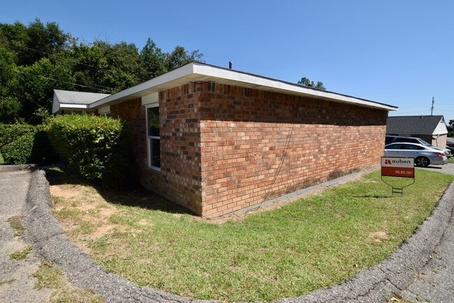 Building Photo - Updated 2 Bedroom Duplex - Pet Friendly!