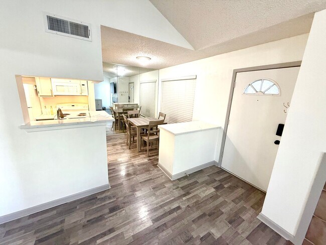 Building Photo - AVAILABLE NOW! 3rd Floor 1 Bedroom / 1 Bat...