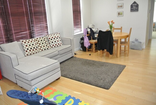 GREAT 2Br/2Bth in modern building. Central Air. Laundry in unit! - GREAT 2Br/2Bth in modern building. Central Air. Laundry in unit! House