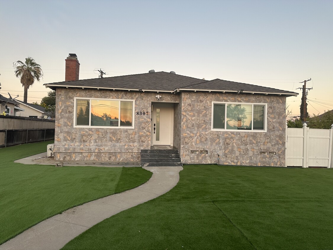 Foto principal - 8307 Grove Ave