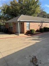 Building Photo - 521 Oakwood Ln