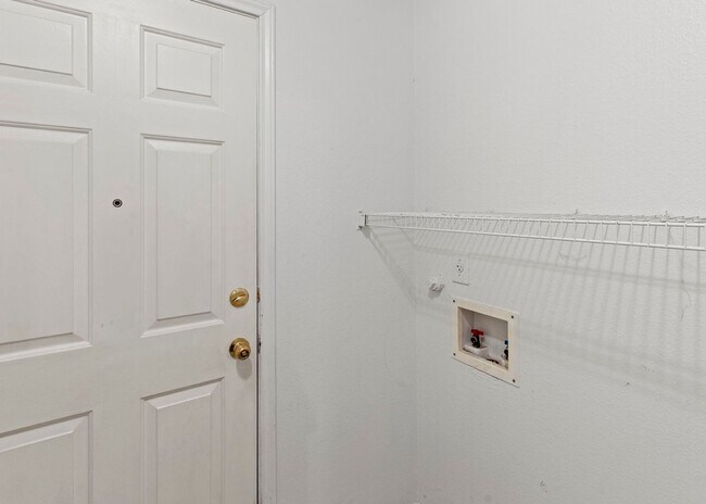 Foto del edificio - New Wood Flooring!