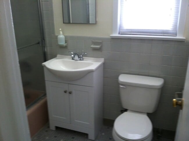 Building Photo - 495 Main St