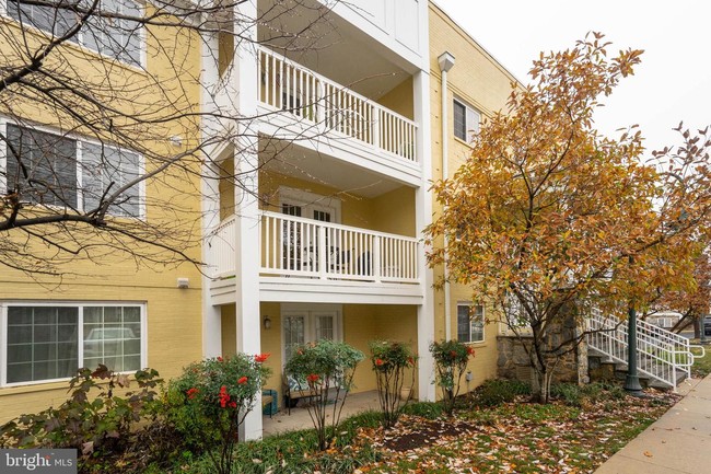 Building Photo - 4079 S Four Mile Run Dr
