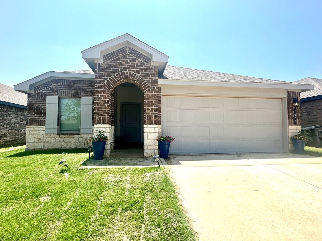Foto principal - Beautiful 3Bed/2Bath Available!