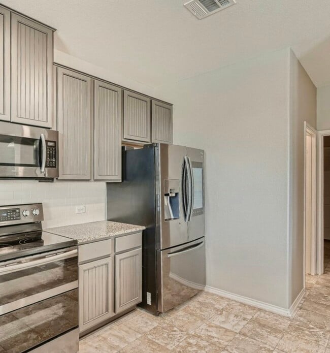 Foto del edificio - 19219 Zachary Taylor St