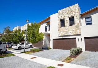 Building Photo - 10521 NW 81st Ter