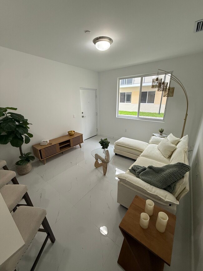 Foto del edificio - 810 SW 71st Ave