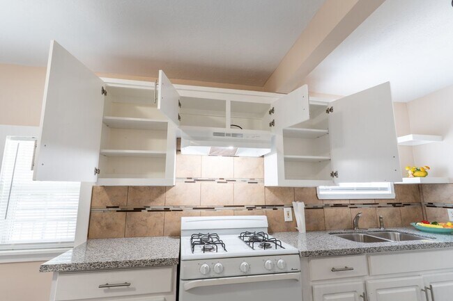 Foto del edificio - 305 N Live Oak St