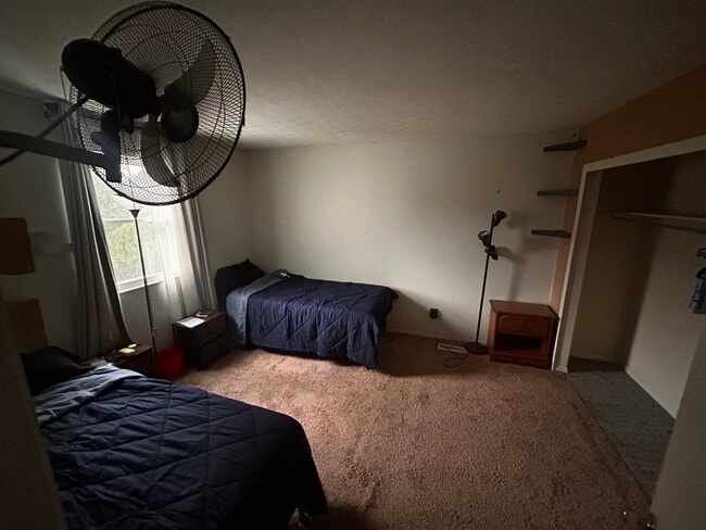 Large 1st bedroom - 946 Worthington Woods Blvd