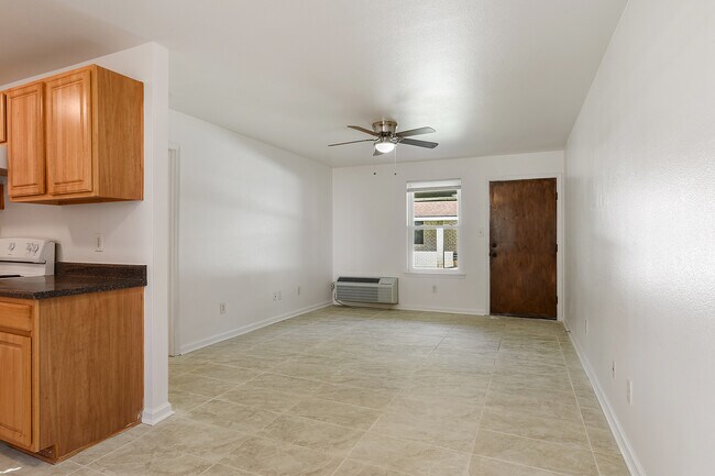 Sala de estar - 1050 Cousin St