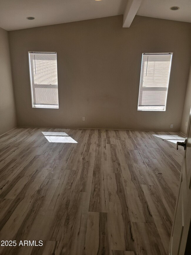 Building Photo - 337 W Oak St