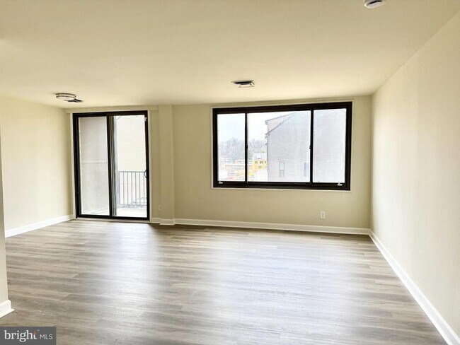Foto del edificio - Spacious & Updated One Bedroom W/All Energy Utilties Included, Parking, Laundry on Site, & Much M...