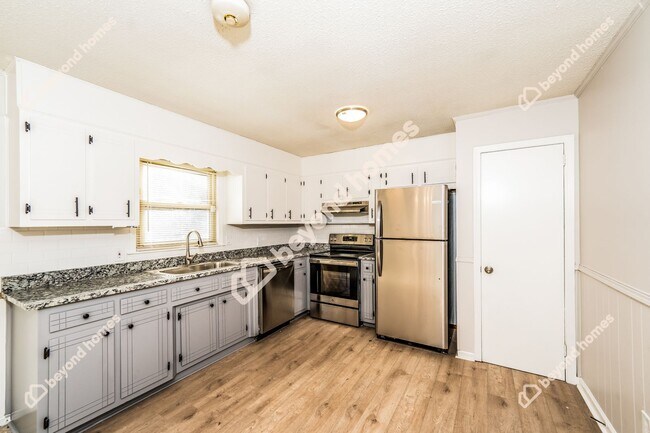Foto del edificio - Beautifully Modernized 3 BR and 2 BA in on...