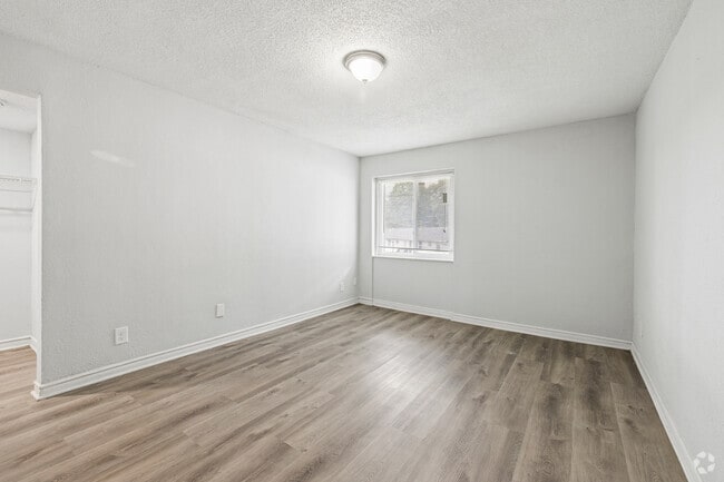 1BR, 1BA - 550SF - Living Room - Promenade at 2980