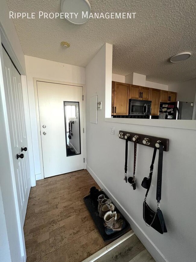 Building Photo - AMAZING 1 BED/ 1 BATH CONDO WITH A POOL & ...